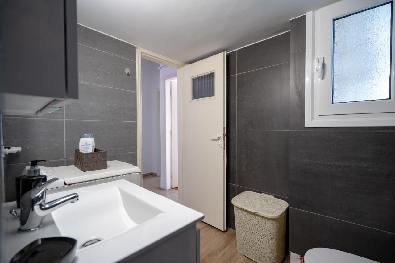 Dimotiko Theatro Metro St. 1 Bedroom 4 Pers. Flat Piräus Exterior foto
